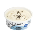 Pot ouvert de yaourt parsemé de graines noires