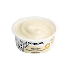 Pot ouvert rempli de yaourt blanc crémeux