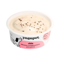 Pot ouvert de yaourt parsemé de graines noires