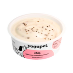 Pot ouvert de yaourt parsemé de graines noires