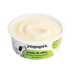 Pot ouvert rempli de yaourt blanc crémeux