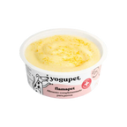 Pot ouvert de yaourt jaune aux zestes