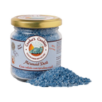 Bocal à côté d'un tas de flocons bleus