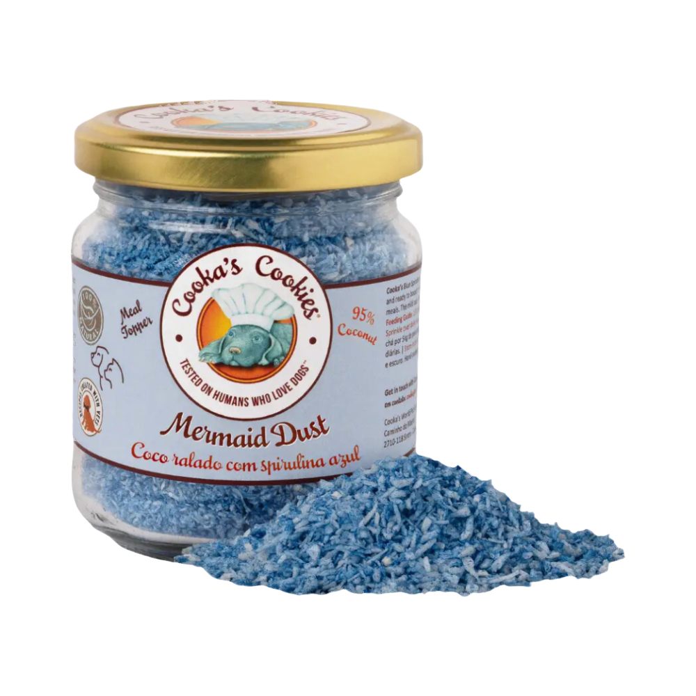 Bocal à côté d'un tas de flocons bleus