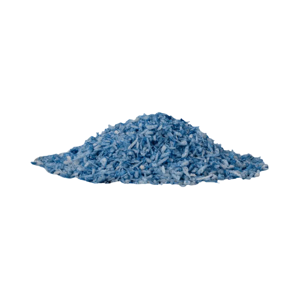 Tas de flocons de coco bleus à la spiruline