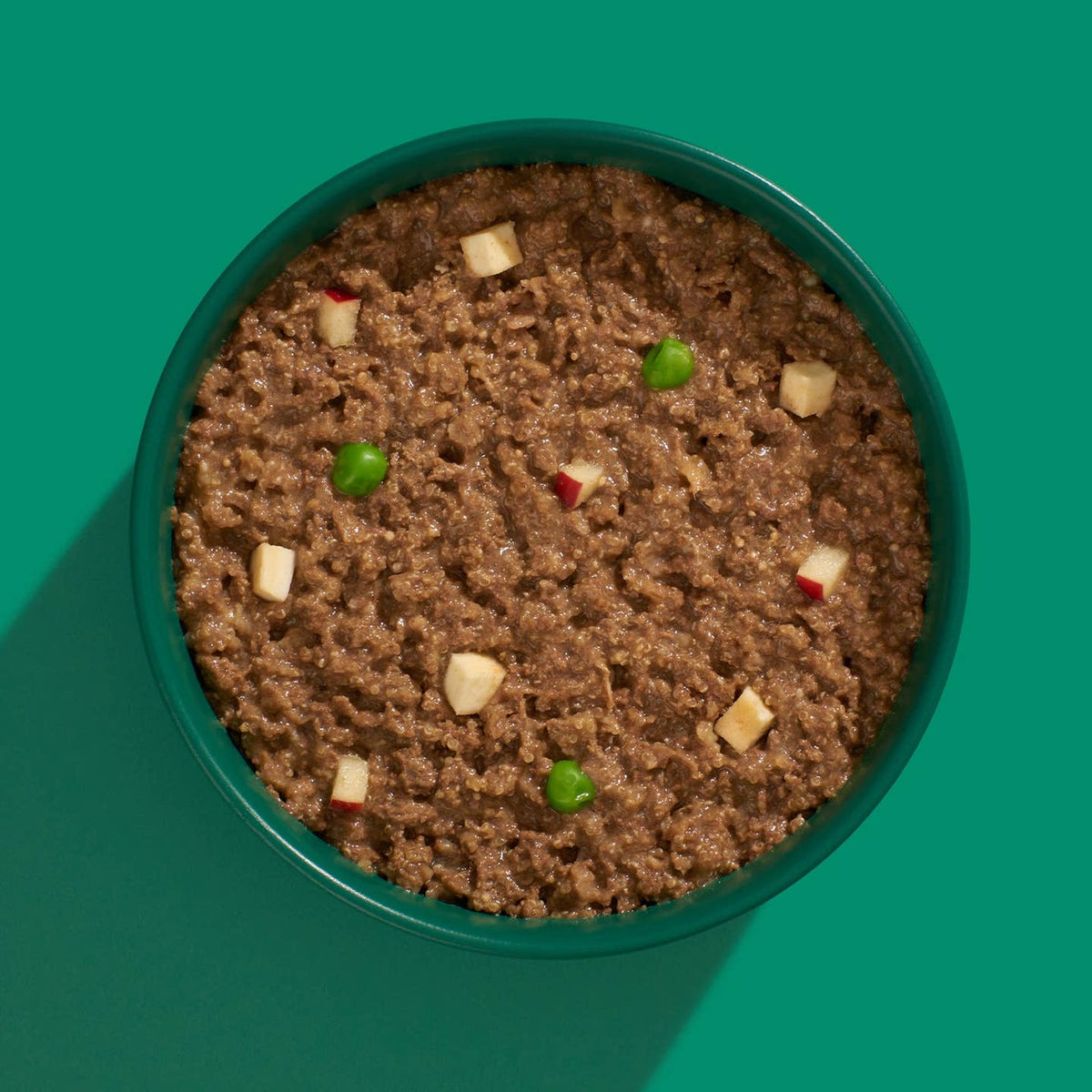 Gamelle verte remplie de viande hachée vue de dessus