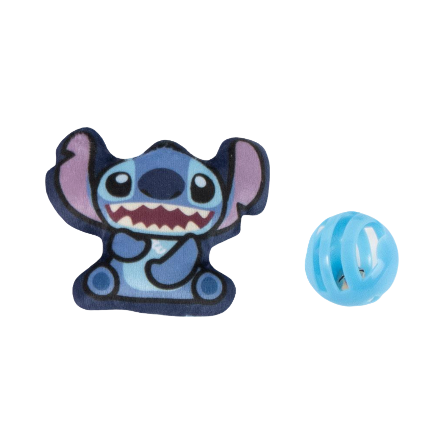 Peluche Stitch bleue à côté d'une balle grelot