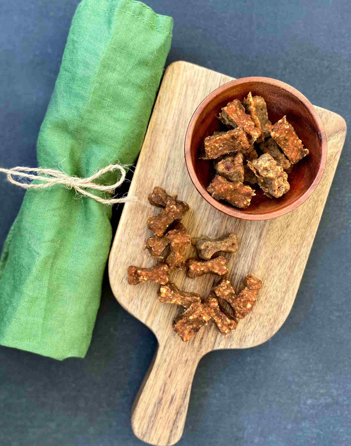 Friandises training Fresco à l'agneau sur une planche en bois et dans un bol