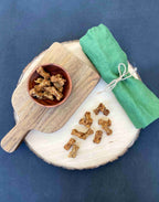 Friandises training Fresco aux insectes sur une planche en bois et dans un bol