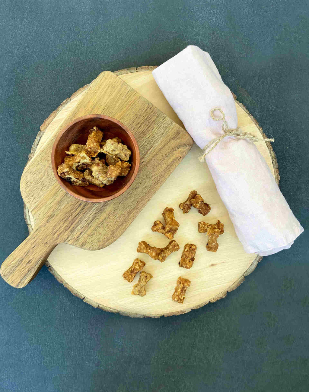 Friandises training Fresco en forme de petits os sur une planche en bois
