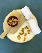 Friandises training Fresco en forme de petits os sur une planche en bois