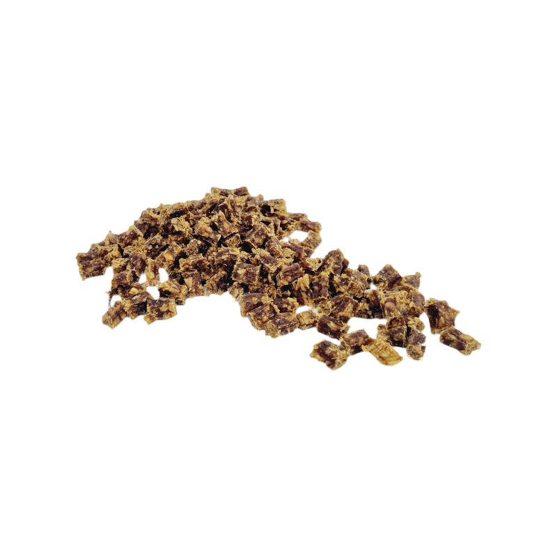Petits morceaux bruns de volaille séchée en vrac