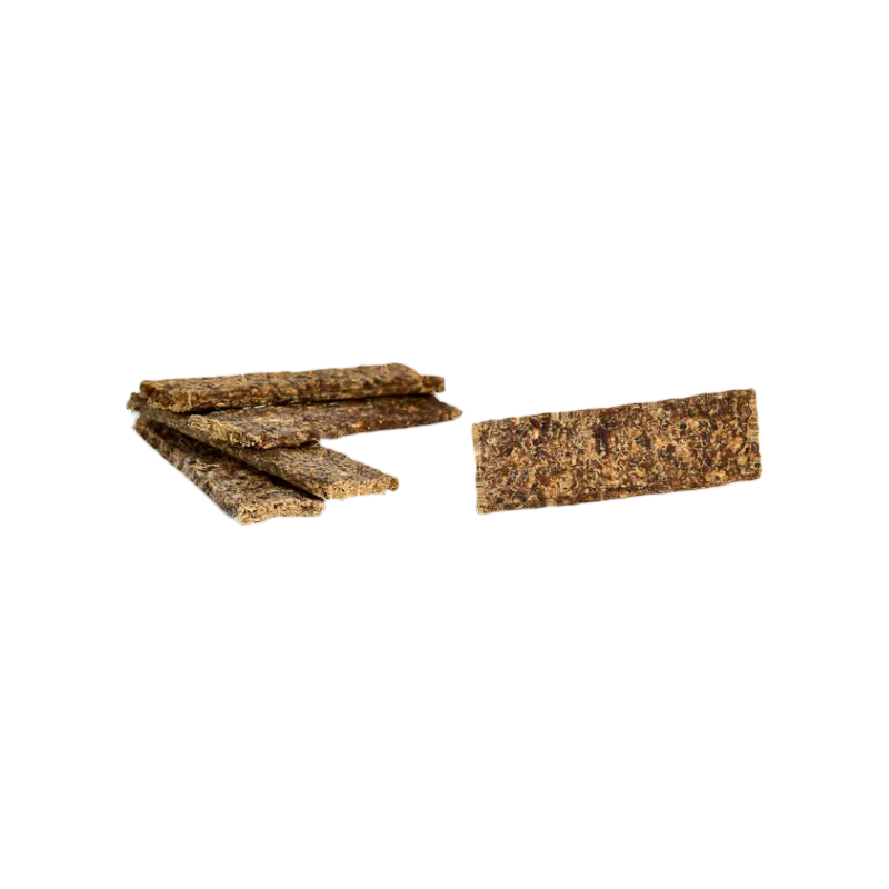 Petites bandes de gibier séché brunes, empilées