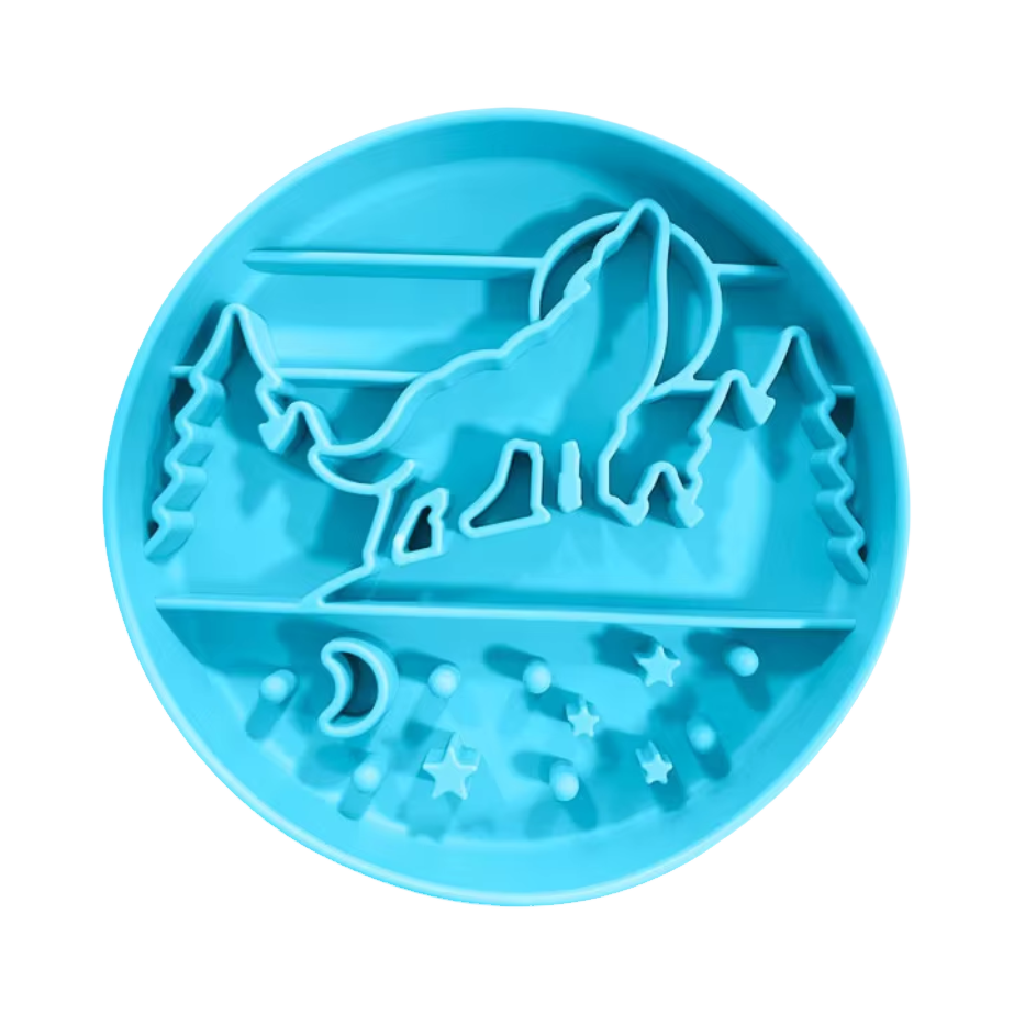 Assiette turquoise en relief loup hurlant, sapins et lune