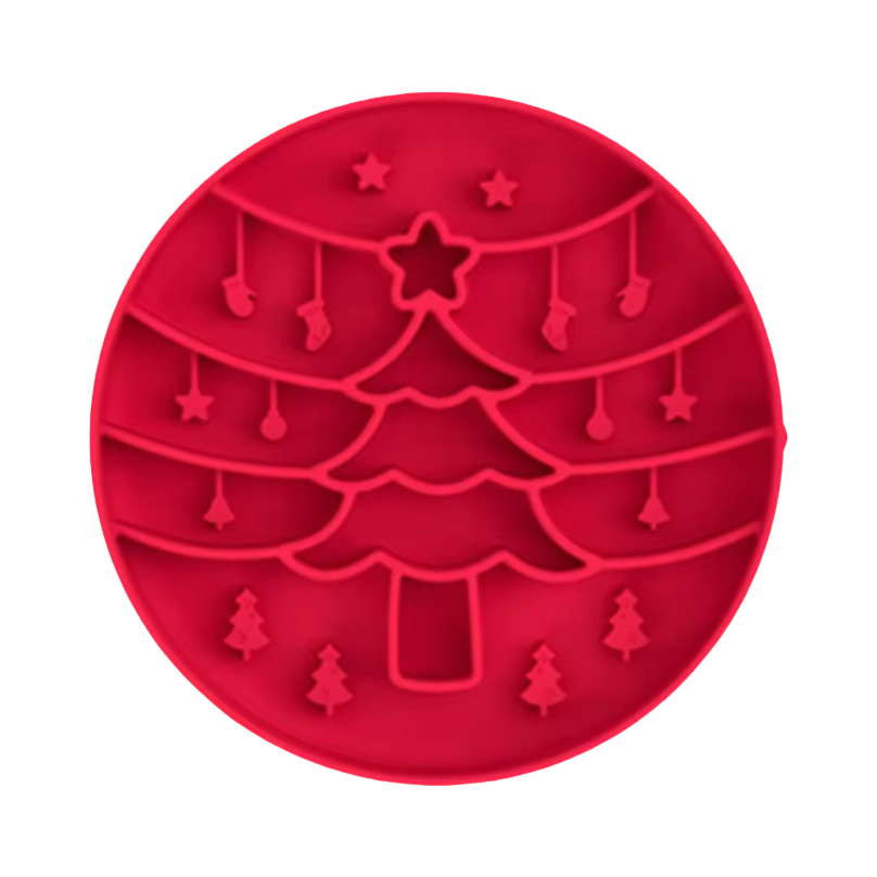 Disque rouge en relief sapin étoilé et boules suspendues