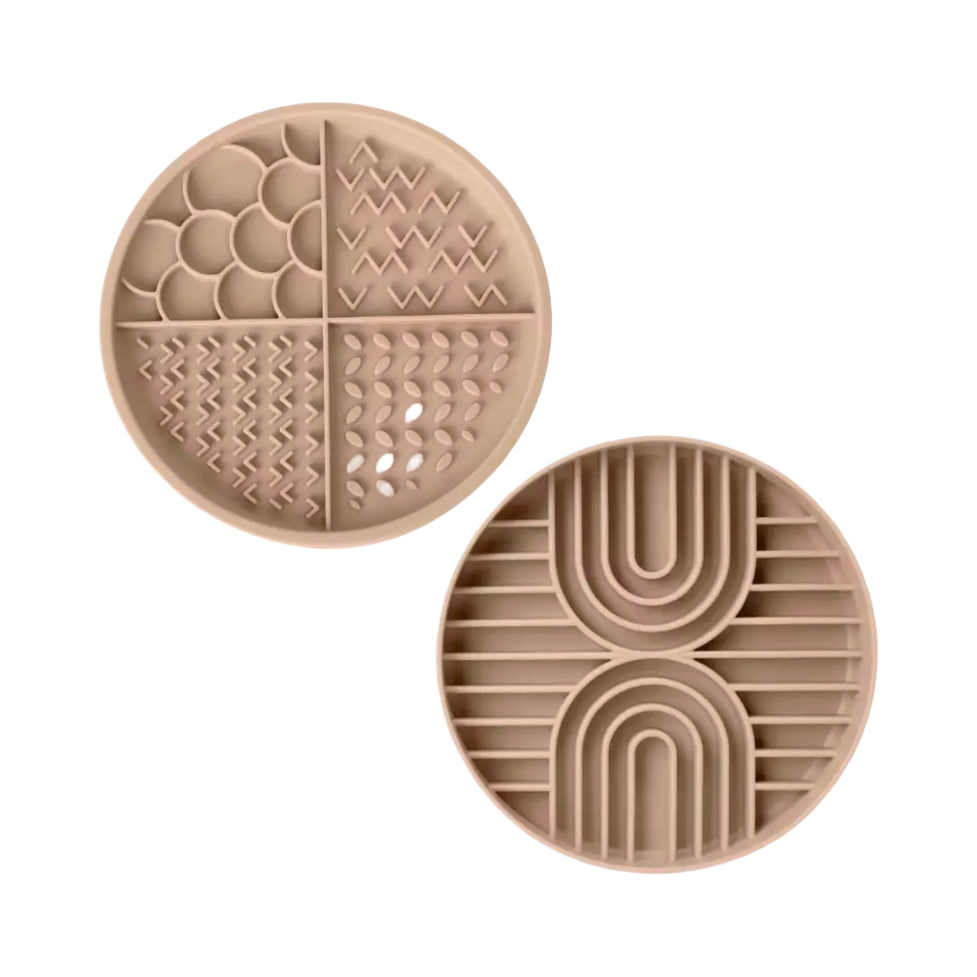 Deux disques beige à quartiers et arcs