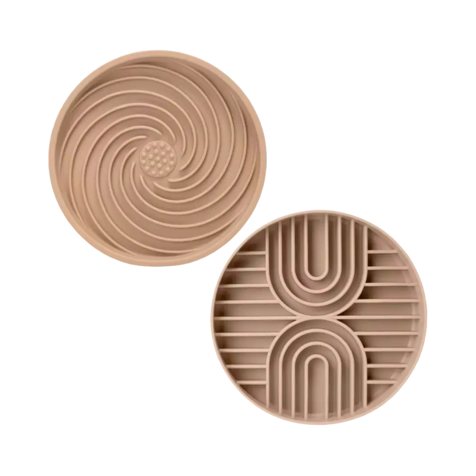 Deux disques beige, spirale et arcs