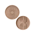 Deux disques beige, labyrinthe et arcs