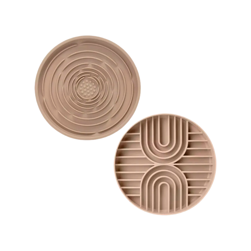 Deux disques beige, labyrinthe et arcs