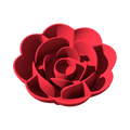 Assiette rouge en forme de rose aux pétales creusés