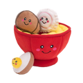 Bol de ramen rouge souriant avec œuf, champignon et naruto