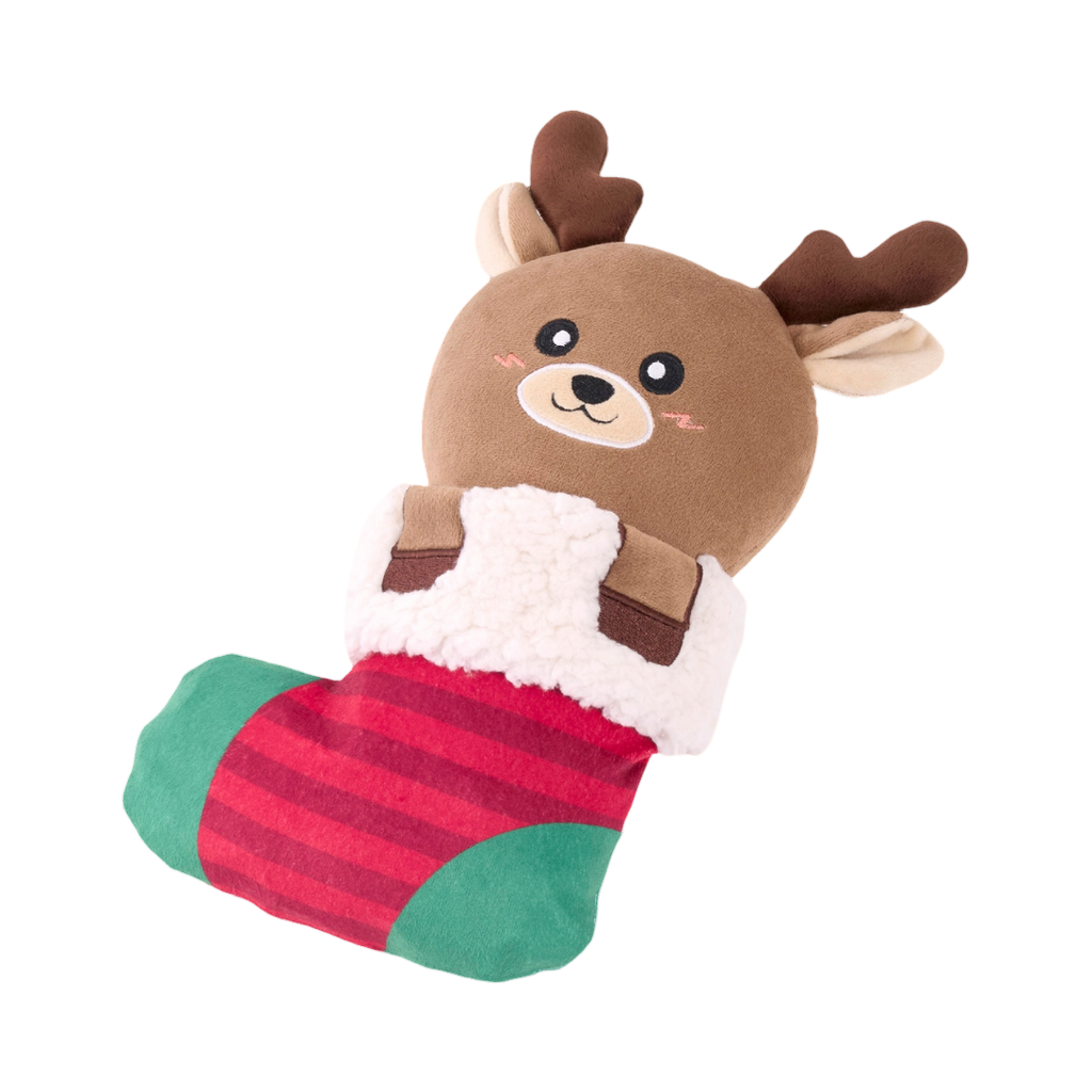 Renne en peluche marron glissé dans une chaussette rayée rouge et verte
