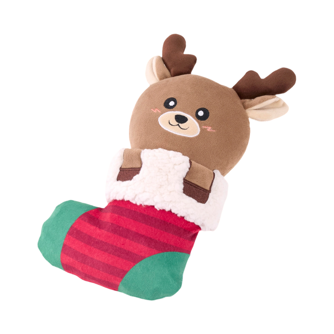 Renne en peluche marron glissé dans une chaussette rayée rouge et verte