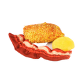 Assiette avec bacon, galette dorée et beurre en peluche