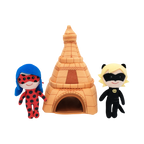 Ladybug et Chat Noir de part et d'autre de la tour