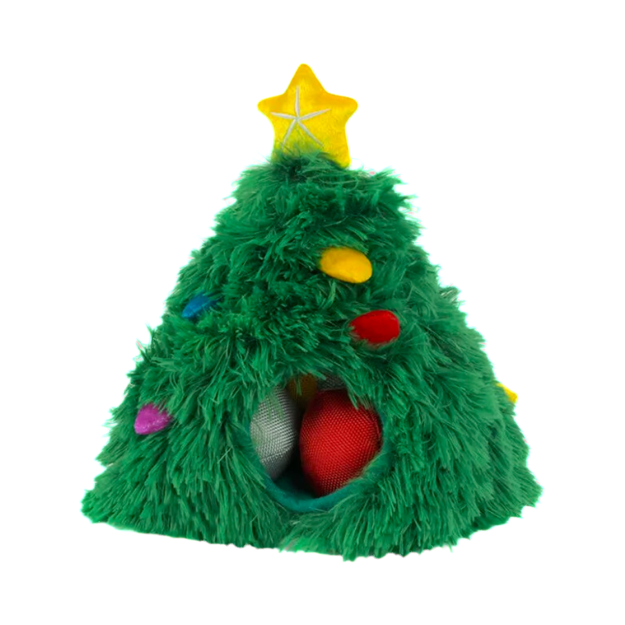Sapin vert à guirlandes colorées et étoile jaune, entrée ouverte