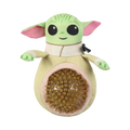 Peluche verte aux grandes oreilles avec balle à picots dans le ventre