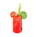 Verre rouge garni d'une crevette, d'un citron vert et de céleri
