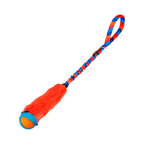 Modèle orange en fausse fourrure avec balle bleue