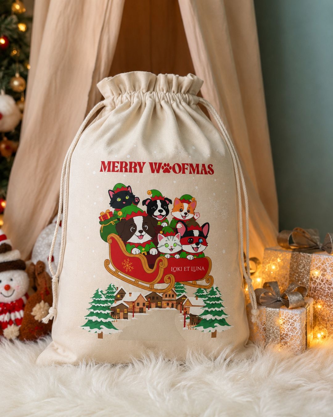 Hotte de Noël Loki et Luna – sac en toile Merry Woofmas illustré de chiens et chats en traîneau, au pied du sapin