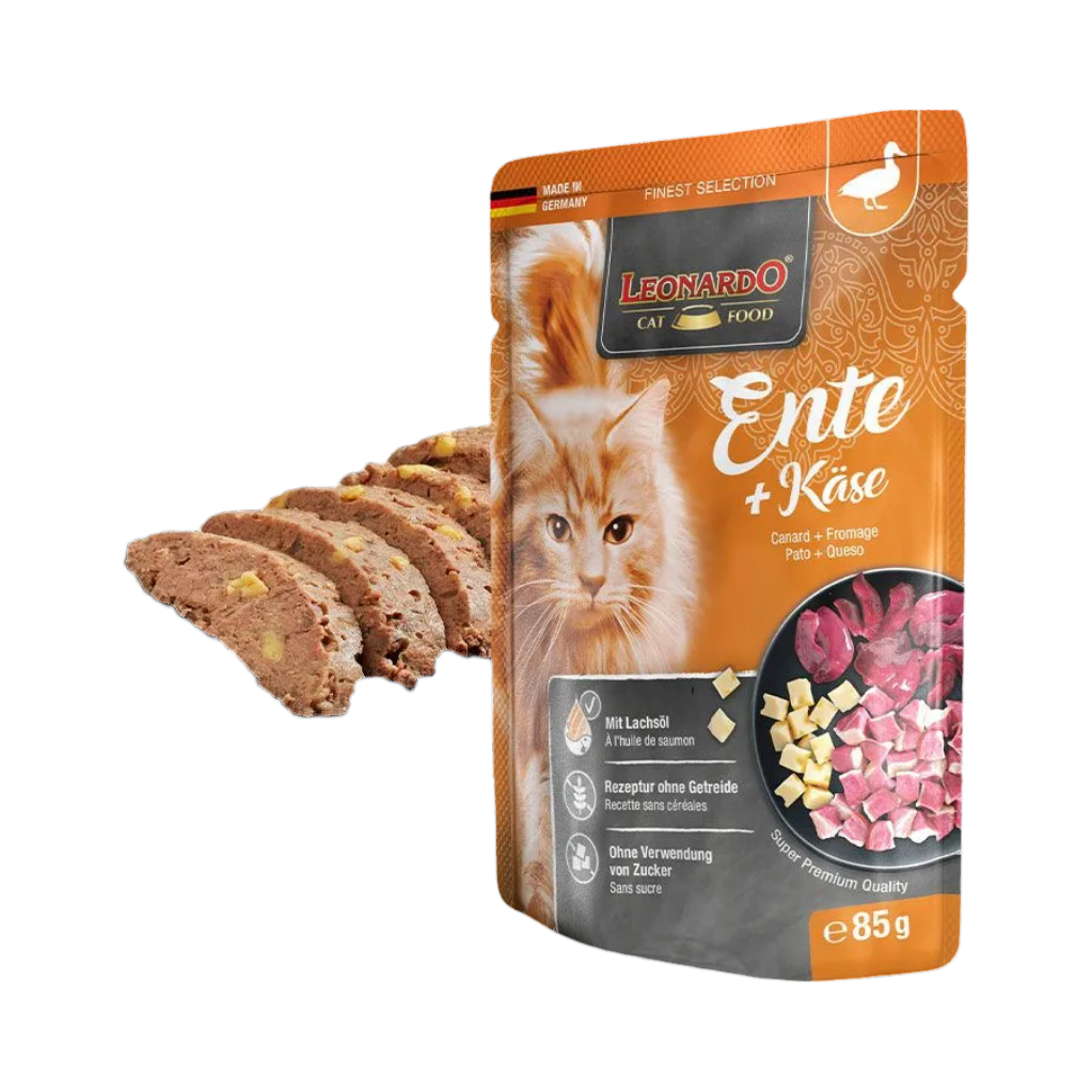 Sachet orange à côté de tranches de terrine découpées