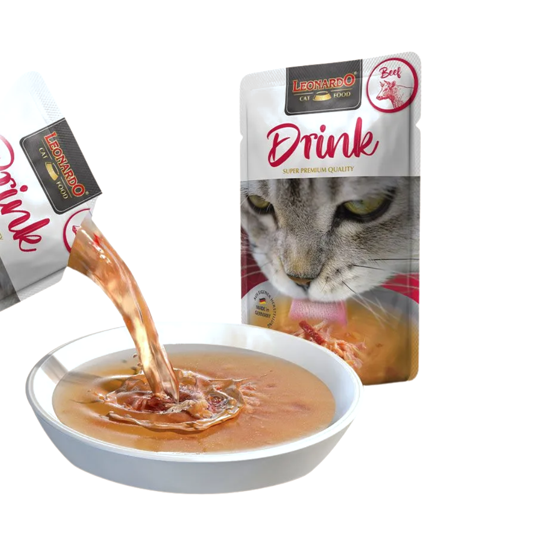 Bouillon versé depuis le sachet rouge dans une coupelle