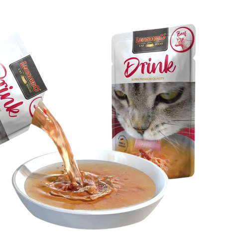 Bouillon versé depuis le sachet rouge dans une coupelle