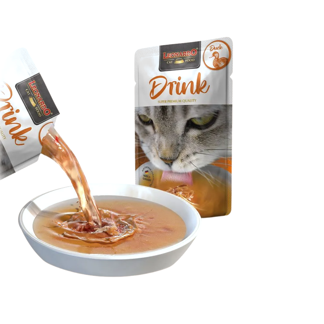 Bouillon versé depuis le sachet orange dans une coupelle