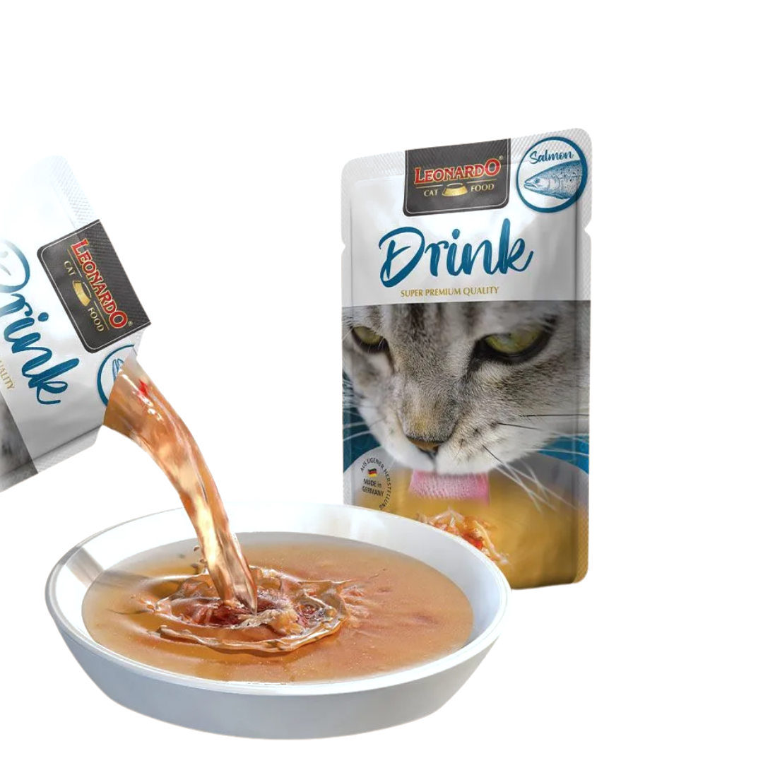 Bouillon versé depuis le sachet bleu dans une coupelle