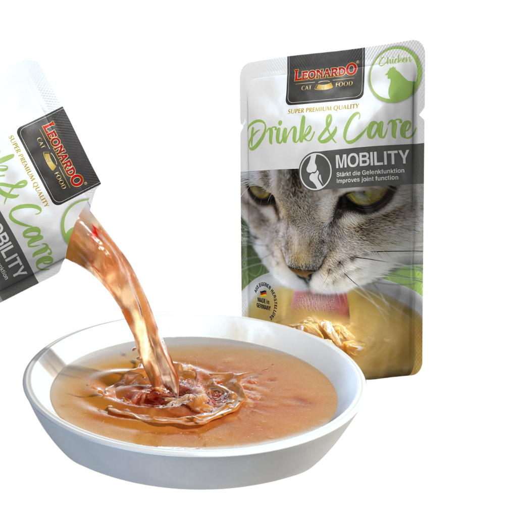 Bouillon versé depuis le sachet dans une coupelle blanche