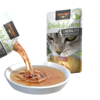 Bouillon versé depuis le sachet dans une coupelle blanche