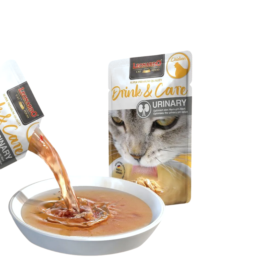 Bouillon versé depuis le sachet dans une coupelle blanche