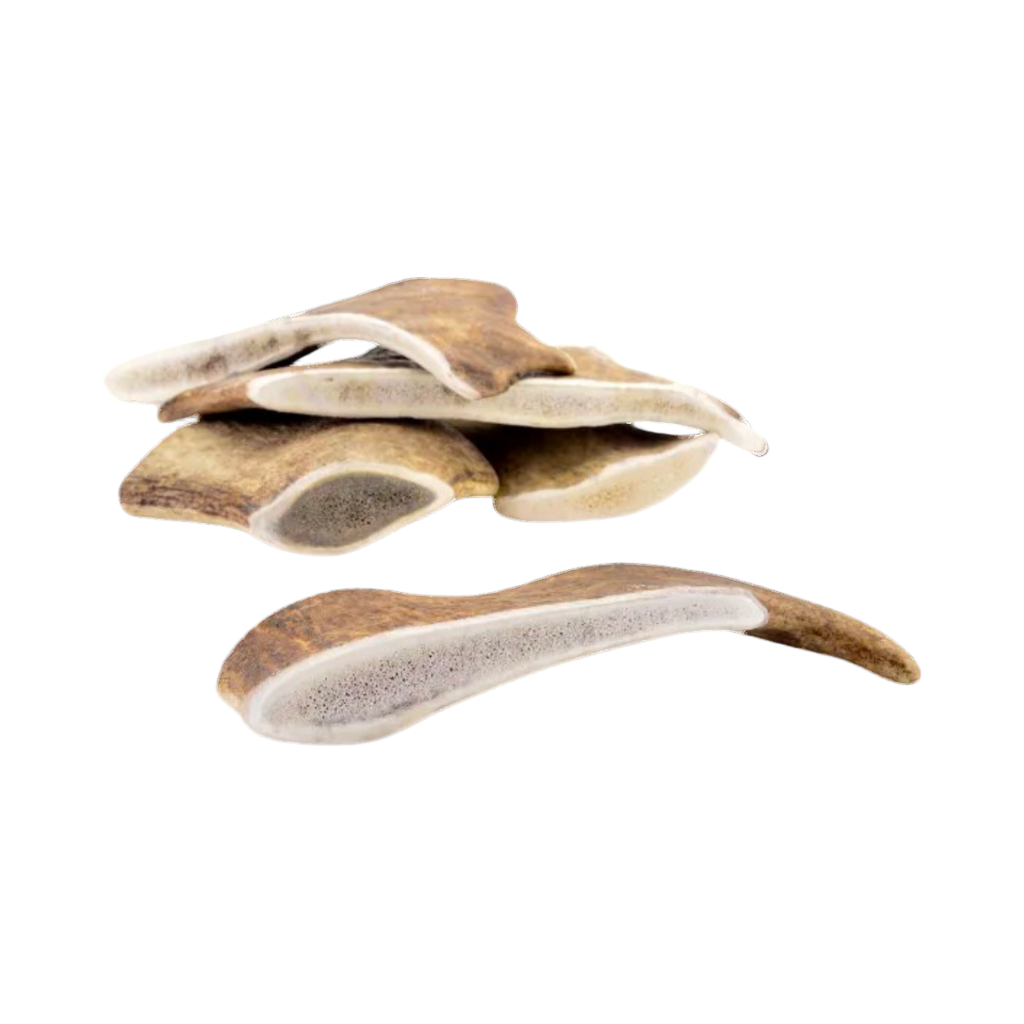 Plusieurs morceaux de bois de daim empilés