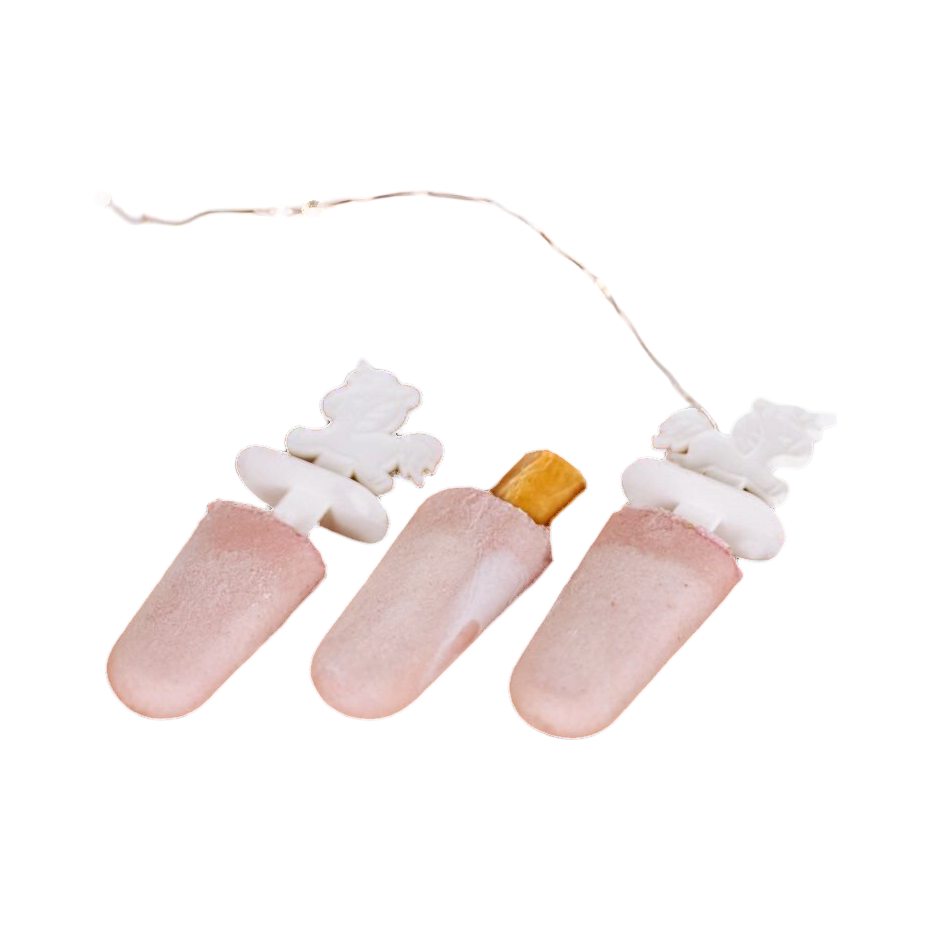 Trois glaces roses sur bâtonnets avec os en plastique