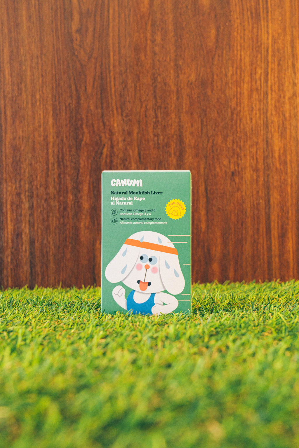 Étui de foie de lotte au naturel Canumi posé sur l'herbe