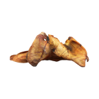 Deux oreilles de porc séchées vues de côté