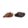Deux oreilles de bœuf séchées avec poils, rousse et noire
