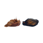 Deux oreilles de bœuf séchées avec poils, rousse et noire