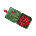 Tapis vert ouvert aux franges rouges et vertes façon pompons