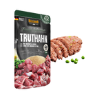 Sachet noir à côté de la terrine et petits pois